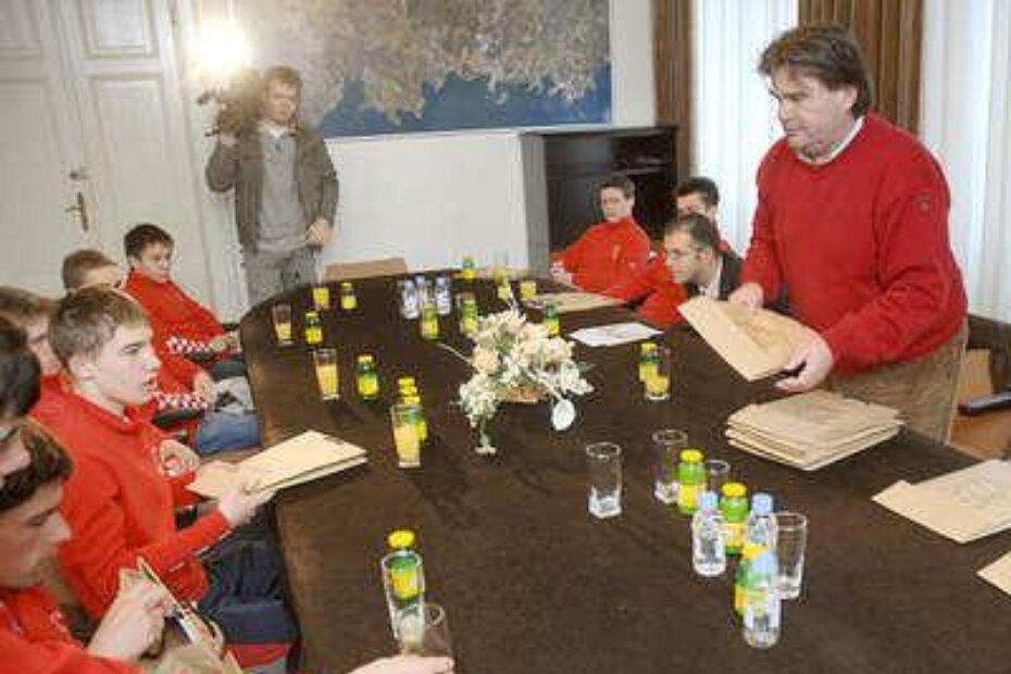 Župan je reprezentativcima darovao Bike atlas Istre