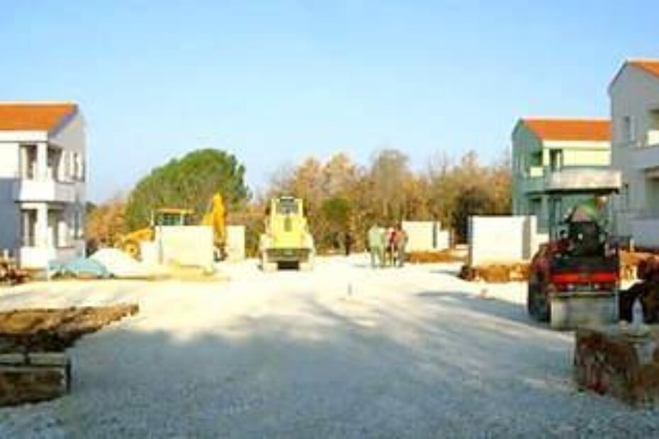 Cesta među stambenim zgradama dovršena je prošlog tjedna