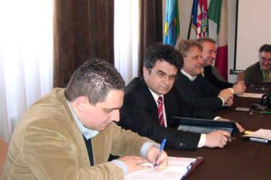 Gordan Belašić i Edi Štifanić potpisuju ugovor o gradnji