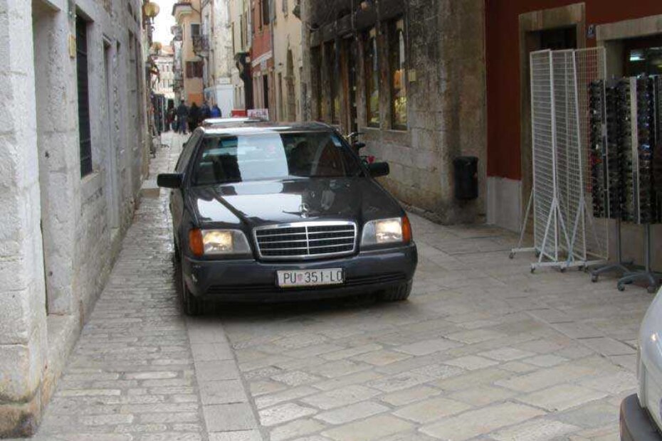 "Igrač" mrtav-hladan svojim "genscherom" vozi kroz Decumanus. Zanimljivo neko dostavno vozilo