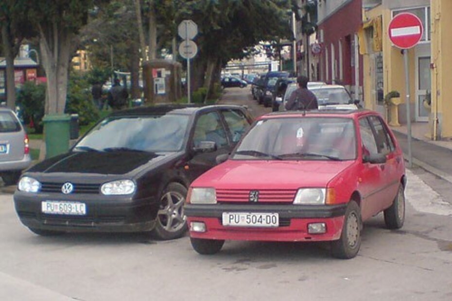 Kao dva blizanca: iako različite boje i marke, jednako (ne) misleći su parkirali na sredini ceste kod Parka Olge Ban