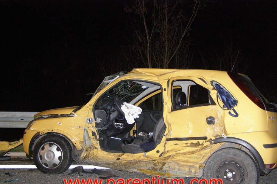 Opel corsa iz koje su vatrogasci izvadili tijelo preminule