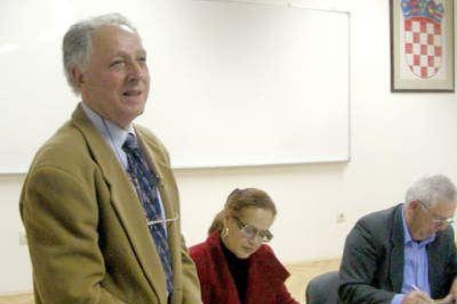 Marino Sedmak (stoji), novi predsjednik HSU Poreč