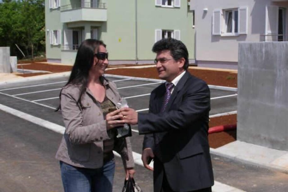 Prva je ključeve svog novog stana od gradonačelnika primila Monika Prgić