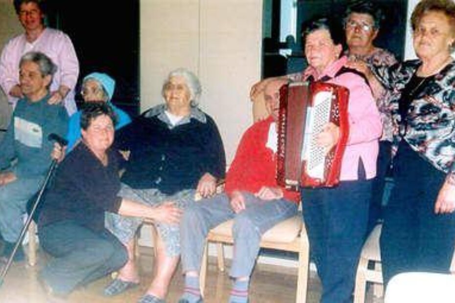 Glavna animatorica - teta Elda sa svojom harmonikom