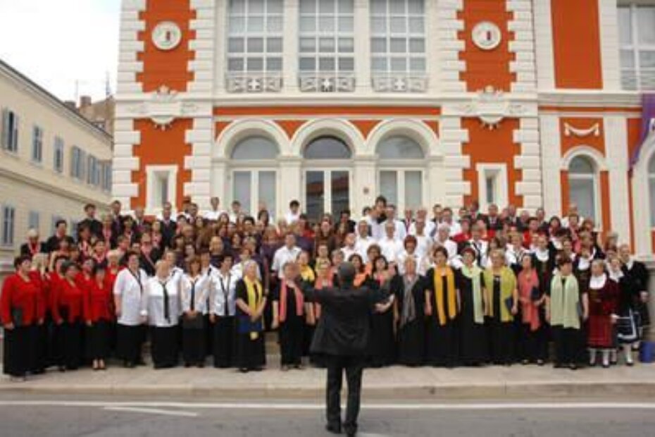 Pjevači devet zborova koji su sinoć nastupili na Kantu