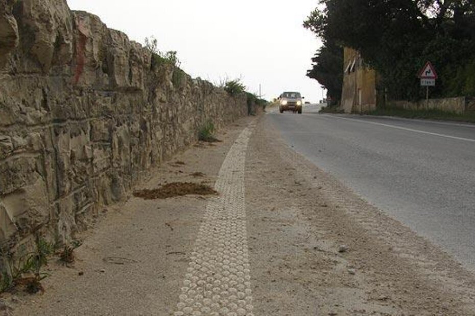 Cesta je prekrivena prašinom i materijalom iz obližnjeg kamenoloma, a nitko je nikad ne čisti