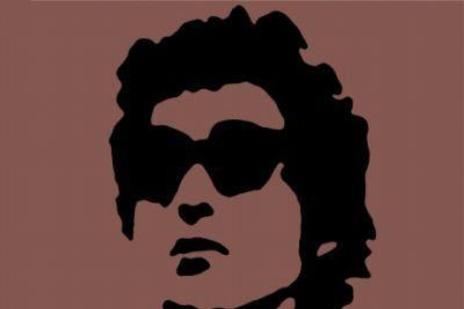 Bob Dylan. Bakalar s gitarom, ne brine za publiku,  niti razgovjetnost pjesama. Iako nastupa u sportskim dvoranama, pridržava se normi pogodnih za omanji klub, ne želi ekrane, niti povišenu binu. Nakon koncerta leti, vjerojatno kući, do nastavka turneje.
