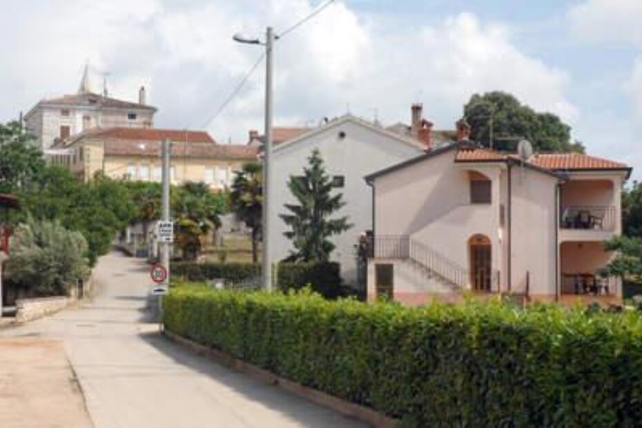 Desno u prvom planu bespravna dogradnja Tomislava Čoge u Funtani