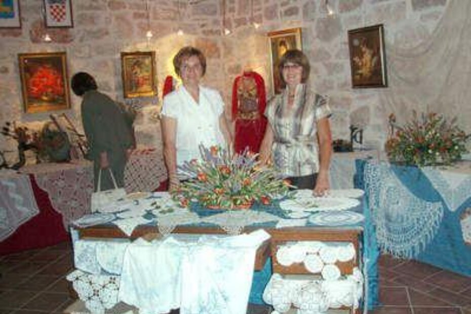 Predstavljeni su ručni radovi nastali vezenjem, kukičanjem, pletenjem, gobleni, slike i fotografije, nakit...