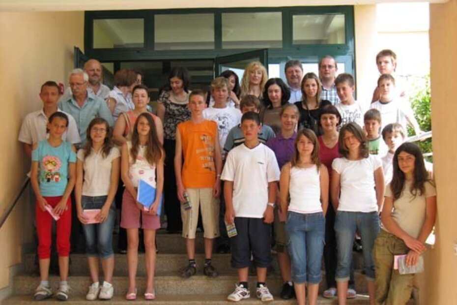 Grupna fotografija na školskom stubištu