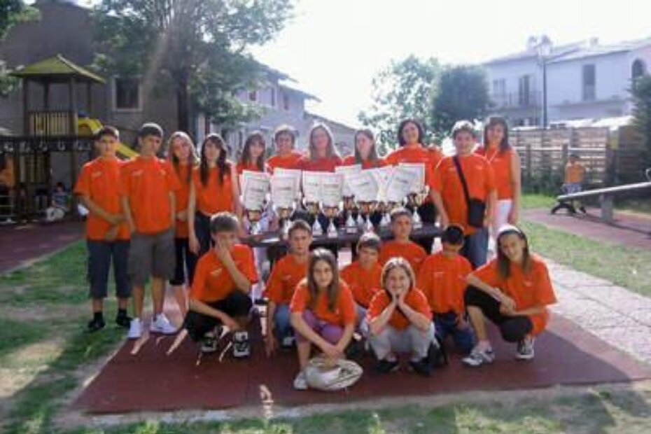 Harmonikaši s osvojenim peharima nakon natjecanja u Erbezzu