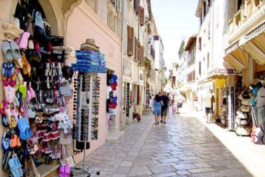 Savršen sklad masovnog turizma - gotičke palače i plastične potrepštine za plažu