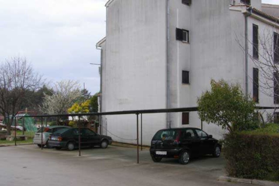 Sporno parkiralište u Ulici Ane Guštin u Poreču