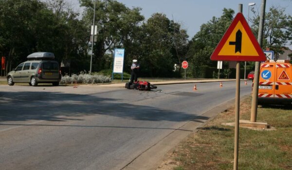 Nizozemac automobilom oduzeo prednost motociklistu iz Tara koji je vozio bez vozačke dozvole