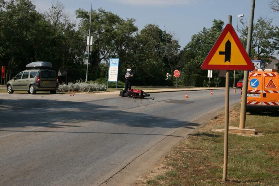 Pripadnik PP Poreč obavlja očevid nakon prometne nesreće u Špadićima