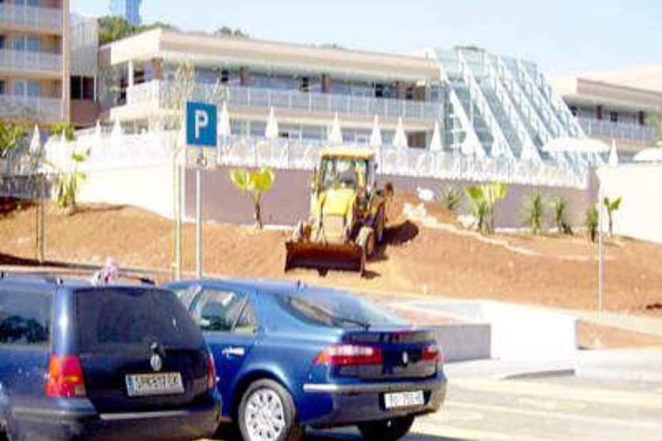 Strojevi i turisti uz bivši hotel Galeb