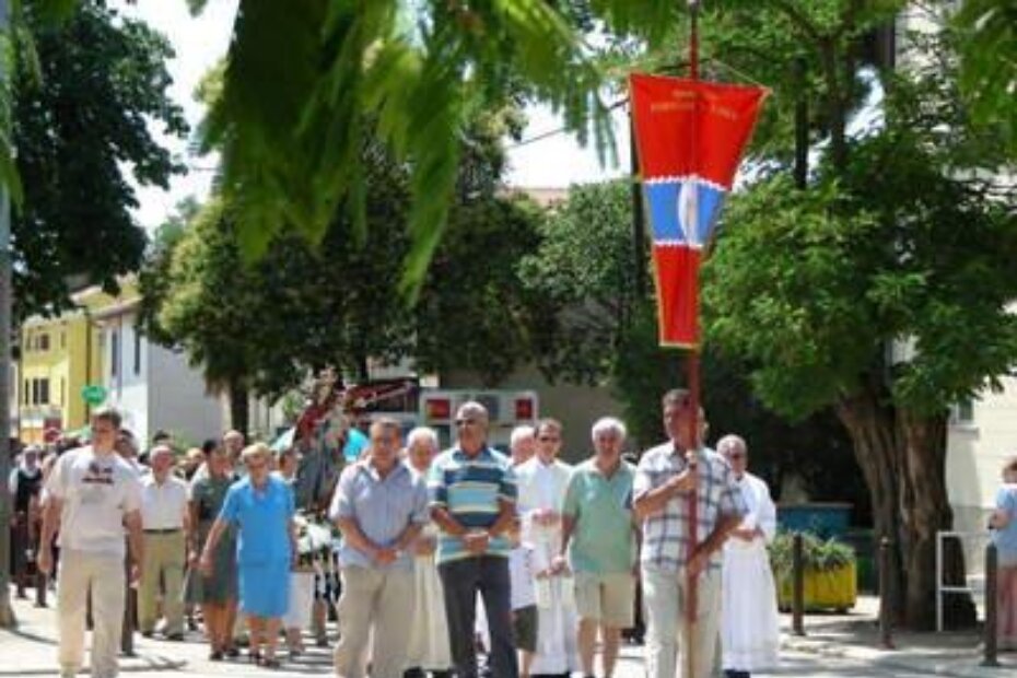 Procesija ulicama s kipom Gospe Karmelske