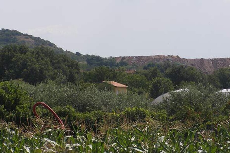 Pogled za gradsko zaleđe sa benzinske pumpe na ulazu u Zelenu lagunu