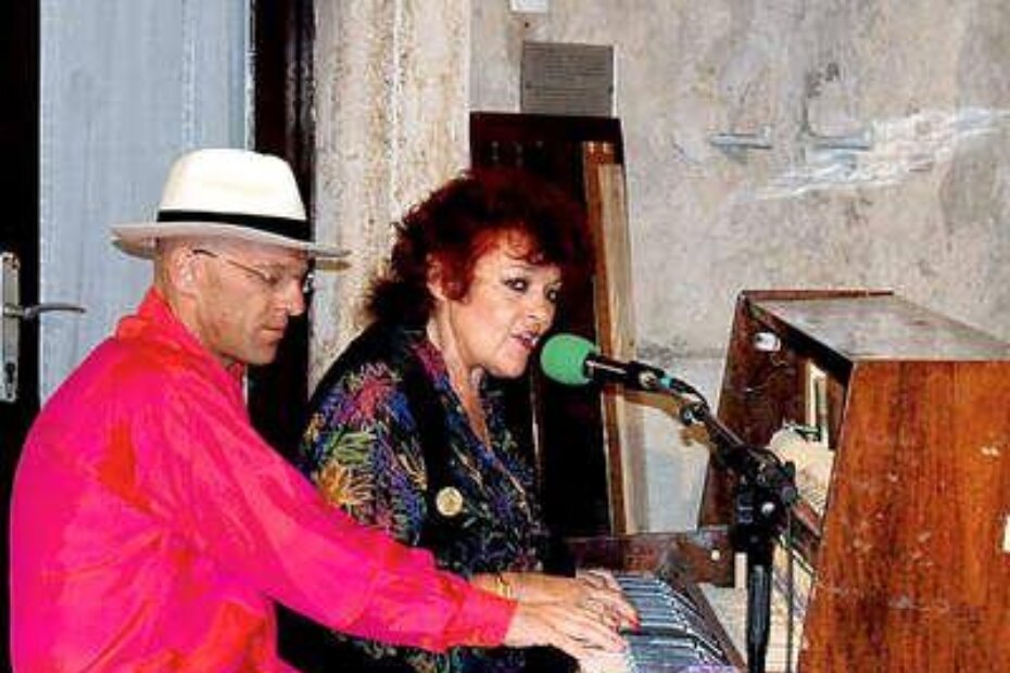 Dana Gillespie i Joachim Palden za klavirom