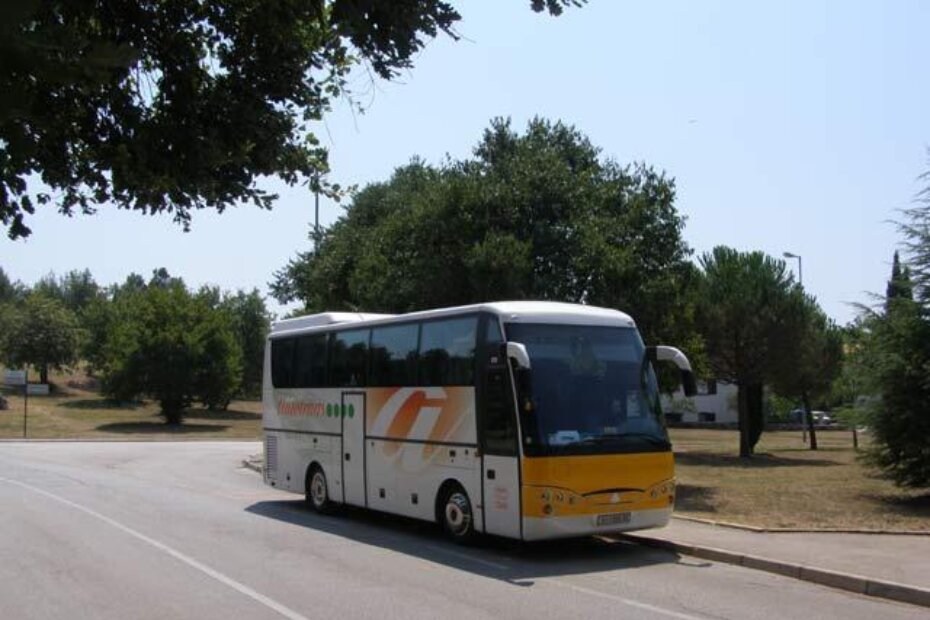 Autobus parkiran na prometnici - normalna stvar za Poreč
