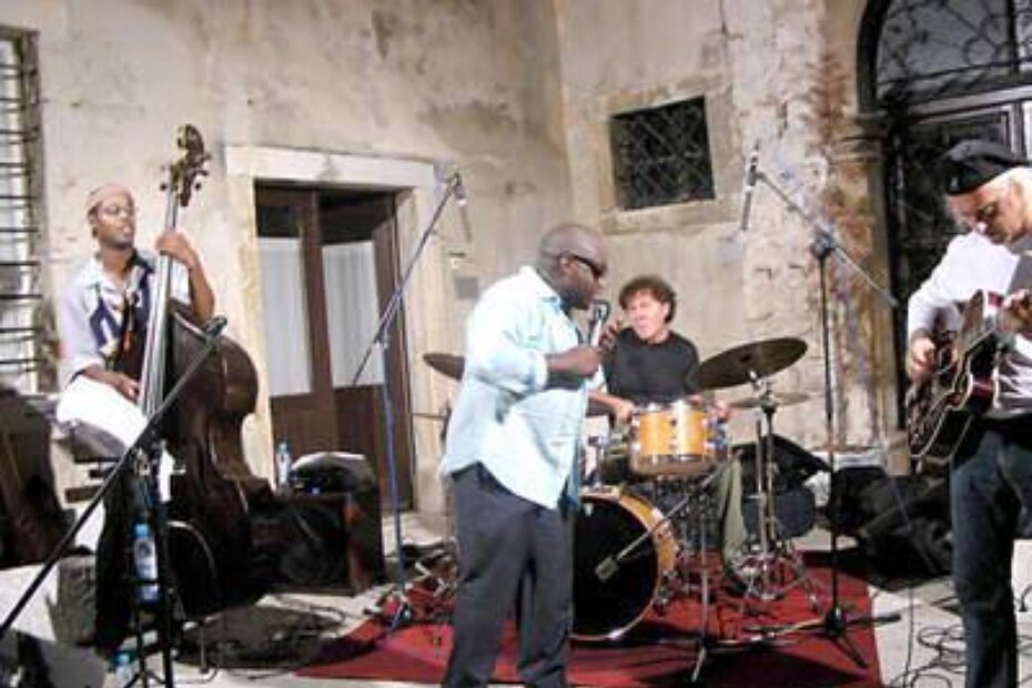 Miles Griffith i trio: Johnny Tevreden na kontrabasu, Ratko Divjak na bubnjevima i Ratko Zjaca na gitari