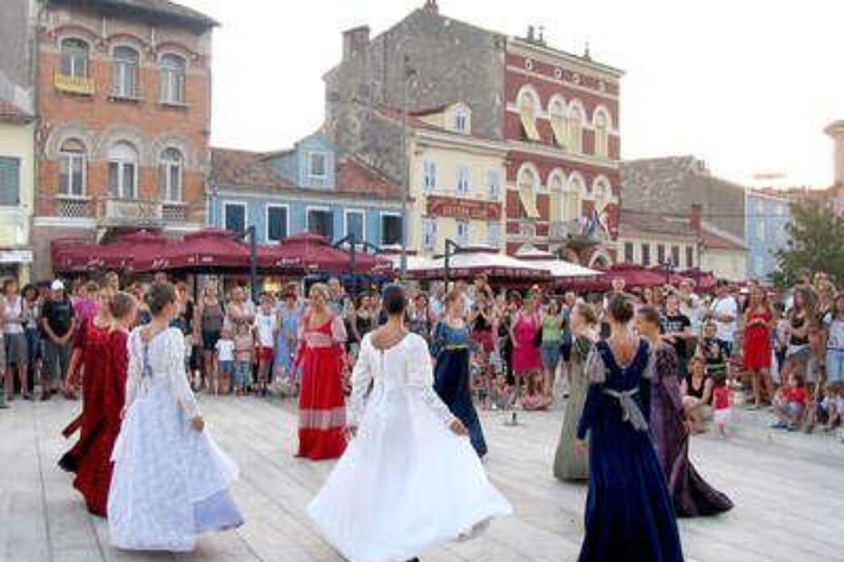 Renesansni plesovi zaustavili su znatiželjnike na Trgu slobode