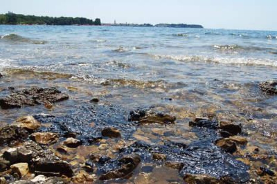 Mazut na plaži u Materadi