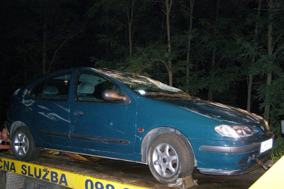 Vozilo vučne službe odvozi razbijeni Megane