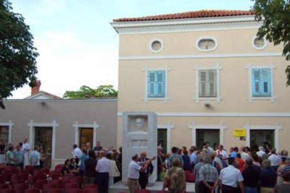 Turistička zajednica i pošta na Trgu slobode