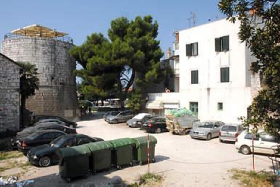 Parkiralište iza Okrugle kule - danju povremeno prazno, navečer prepuno