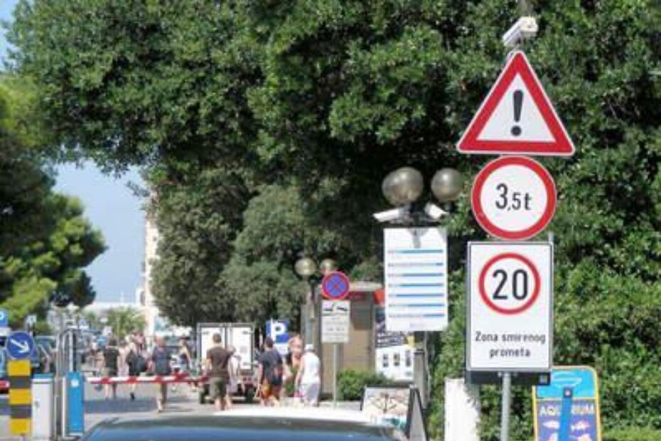 Ispred rampe kod Okrugle kule sada je znak za zonu smirenog prometa