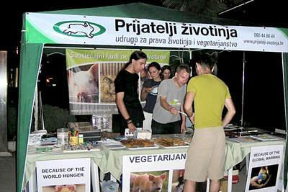Štand s vegetarijanskim specijalitetima na porečkoj rivi