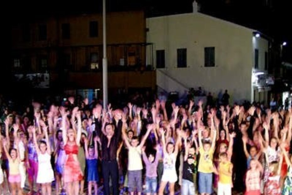 Dobro raspoloženi sudionici salsa programa