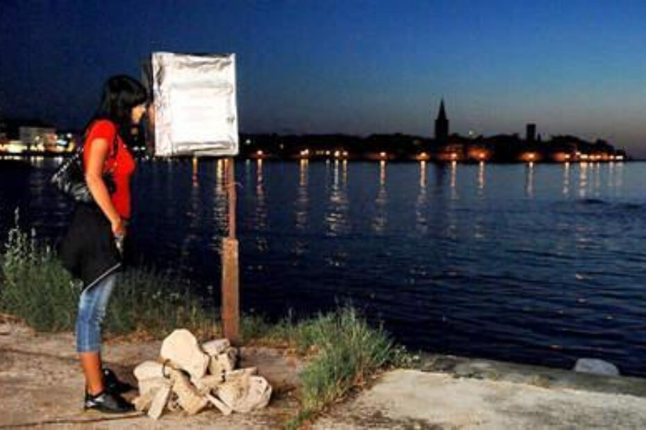 Posjetitelji gledaju u kutiju s projekcijom UV body paintinga Floriana Schmidta