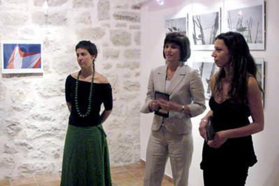 Autorica Jelena Prekalj, direktorica TZ-a Funtane Ana Milohanović i likovna kritičarka Ketrin Milićević Mijošek