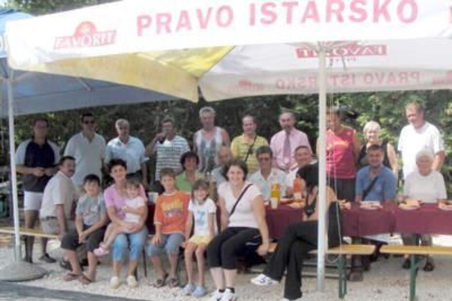 Dio mještana naselja Zeka okupljenih na fešti