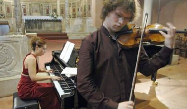 Osebujan dijalog violine i klavira - Marco Graziani i Julija Gubaidullina nastupili u Eufrazijani