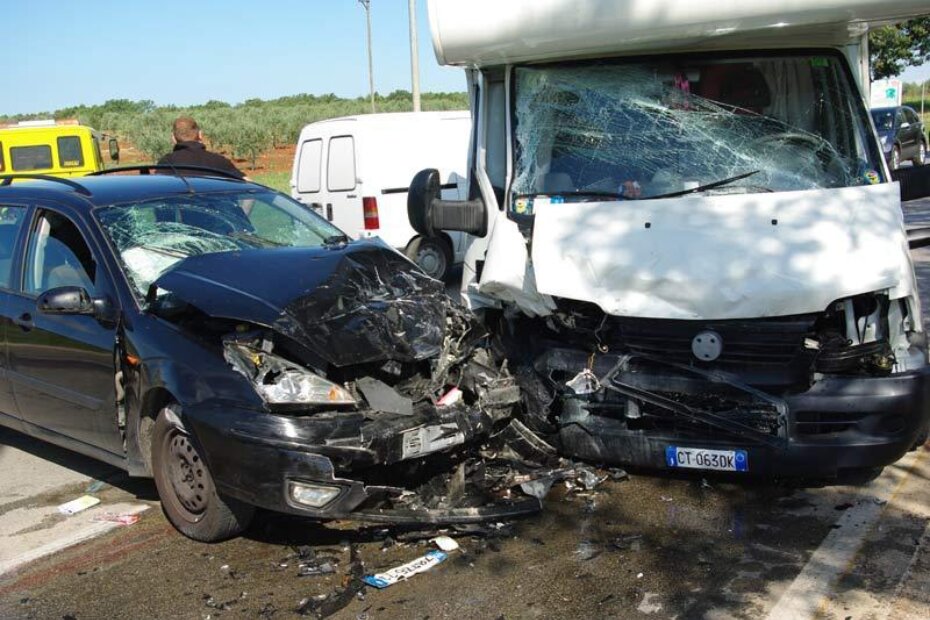 Potpuno uništeni kamper i osobno vozilo