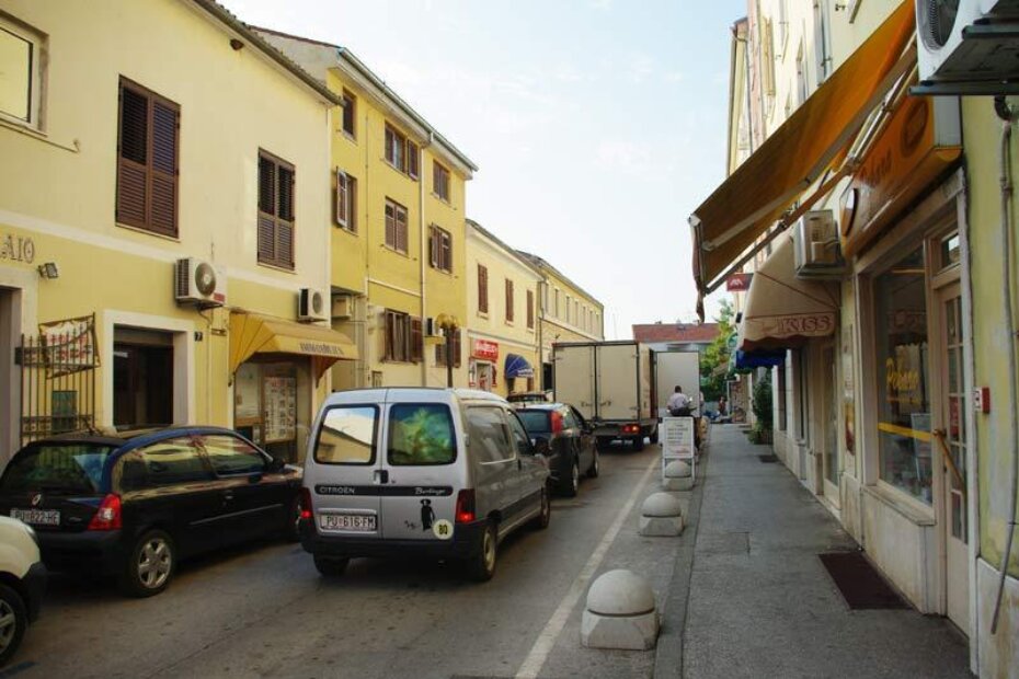 Stane kamion nasred ulice (jer nema gdje drugdje) i iskrcava robu. Ostali čekaju.