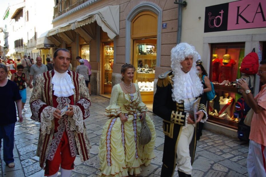 Šetnja Decumanusom izazvala je veliko zanimanje turista