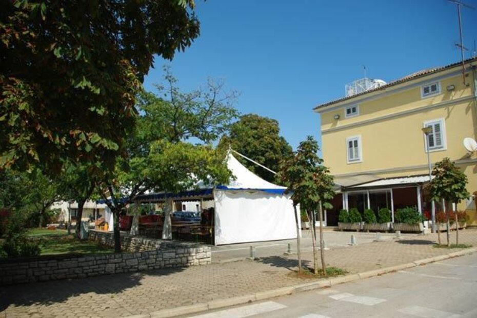 Šator uz Park Antona Korlevića namijenjen okrjepi gostiju