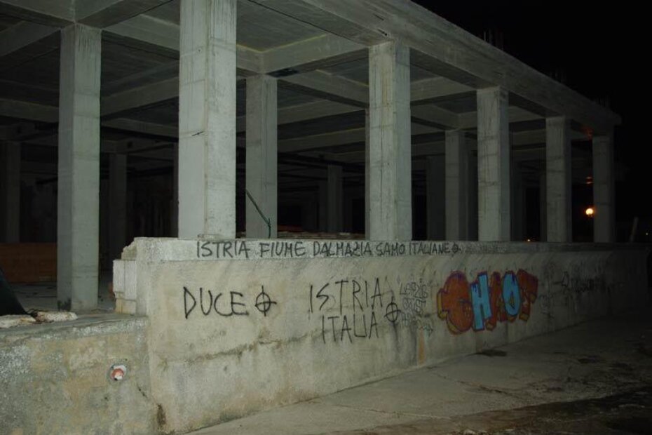 Svjež grafit na zidu gradilišta bivšeg hotela Riviera