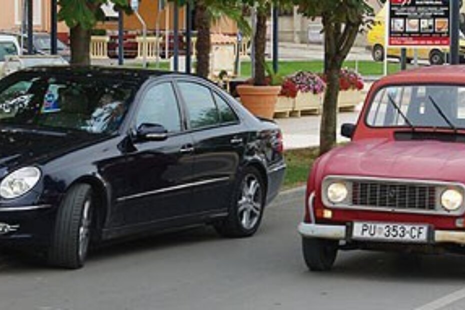 Fino, polako, parkirao je na travnjaku ispred "roza zgrade"