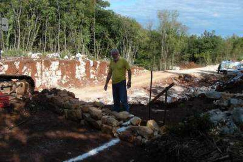 Voditelj arheoloških istraživanja Vladimir Kovačić kraj  ostataka zida rimskog imanja prije njegova rušenja