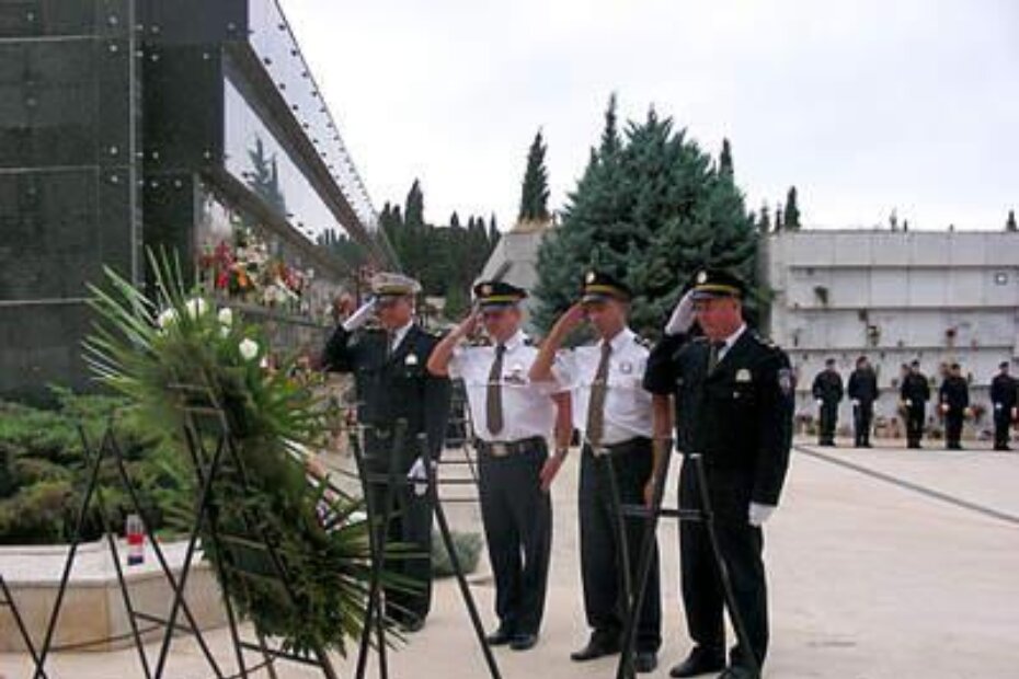 Polaganje vijenaca na centralnom križu Gradskog groblja