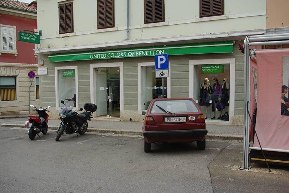 Skoro je udario u znak na kojem piše da ovo nije mjesto za njegovu kantu.