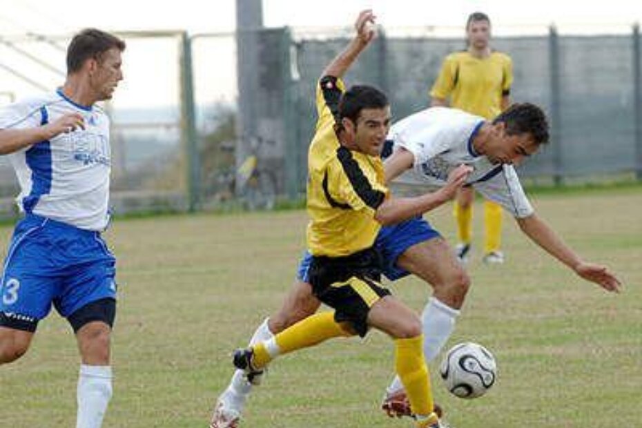 NEMA UZMAKA - ishod dvoboja Tarčana Drage Hržice (žuti dres) i Ližnjanca Mate Topića iščekuje Ivan Mavrić