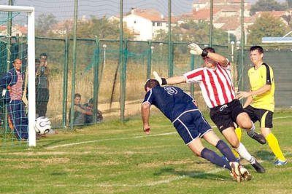 NIJE POGODAK - Vratar Aleksa Cotić (u šarenom dresu) bio je svladan, ali je Vedran Stošić (Banjole) poslao loptu pored gola
