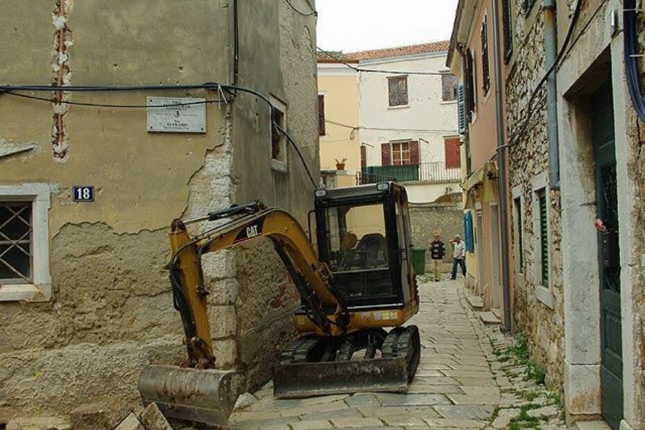 Radni strojevi u uskoj Eufrazijevoj ulici